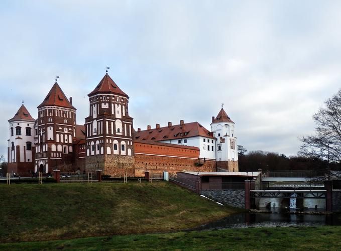 Автобус| Магнаты: следы в белом ветре