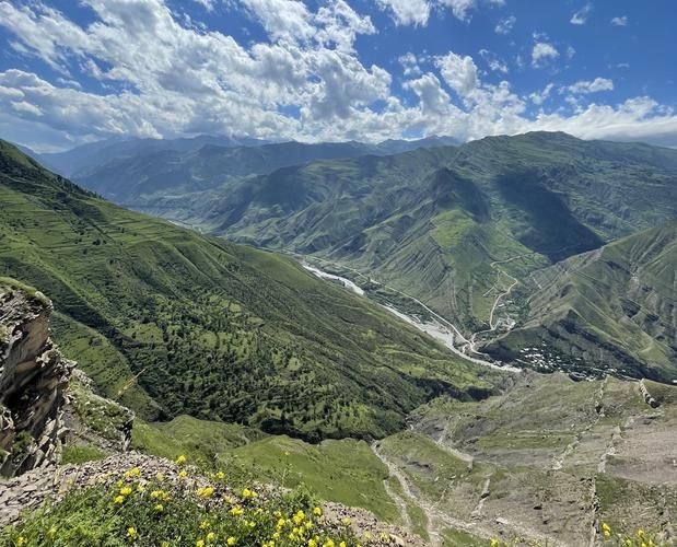 Восхождение на Эльбрус с южной стороны с палатками — где небо встречает огонь костра под звёздной пеленой