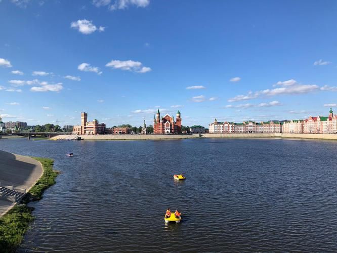 Автобус| От чувашиных вышивок до марийских лесных обрядов